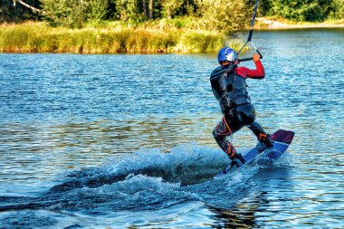 Yaz günü can yeleğimle denizde sörf yapıyordum. Yumuşak odaklanma. Eylem bulanıklığı. 