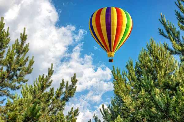 Ein Heißluftballon Über Grünem Wald Vor Dem Hintergrund Flauschig Weißer — Stockfoto