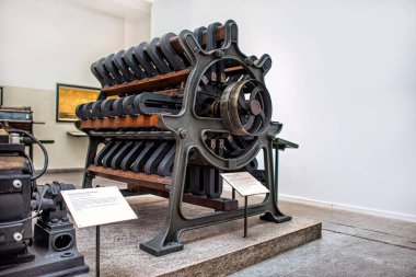 Münih, Almanya - 14 Eylül 2018: Alman Müzesi 'nde bir manyeto-elektrik makinesi. 