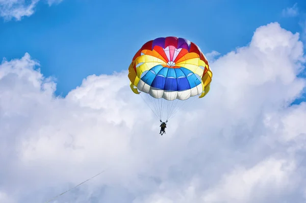 Mavi Bulutlu Gökyüzünün Arka Planında Paraşüt Kullanarak Paraşüt Kullanmak — Stok fotoğraf