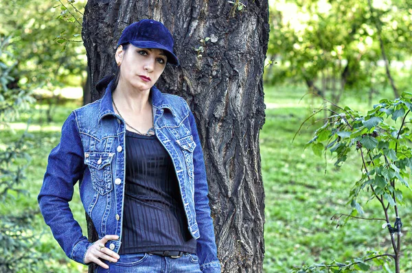 Una Mujer Joven Jeans Chaqueta Una Gorra Caminar Parque Verano —  Fotos de Stock