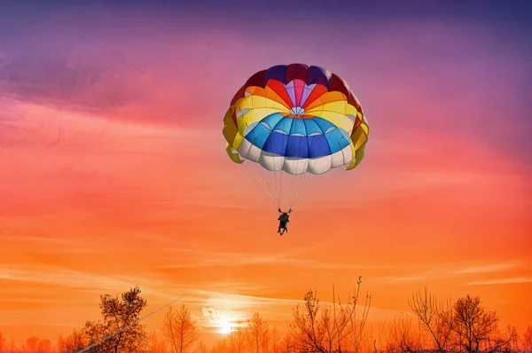 Parlak Günbatımının Arka Planında Bir Paraşütle Süzülüyordu — Stok fotoğraf