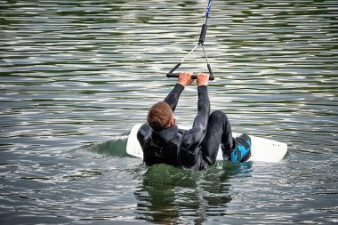 Yaz günü can yeleğimle denizde sörf yapıyordum. Yumuşak odaklanma. Eylem bulanıklığı. 