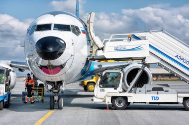 Büyük bir uçak yazın havaalanında biniş için hazırlanıyor. Komik bir yüz gövdesi uçağı: Abakan, Rusya - 08 Ağustos 2020: