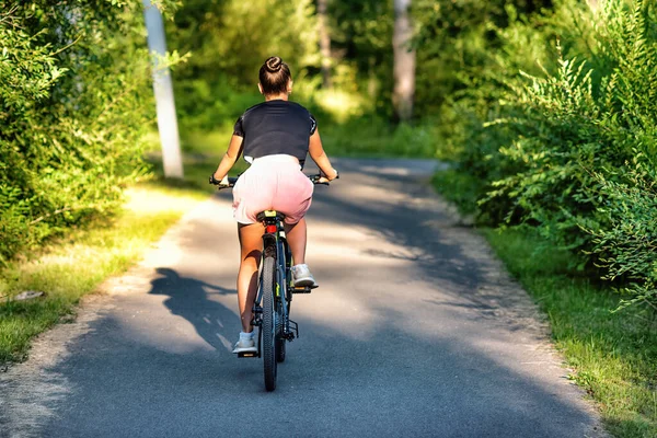 Μια Νεαρή Γυναίκα Κάνει Ποδήλατο Ένα Πάρκο Καλοκαίρι Ηλιόλουστο Πρωινό — Φωτογραφία Αρχείου