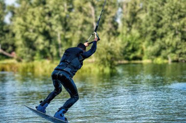 Yaz günü can yeleğimle denizde sörf yapıyordum. Yumuşak odaklanma. Eylem bulanıklığı. 