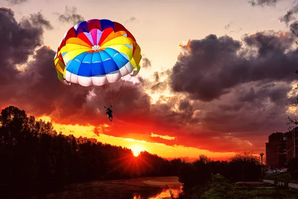 Parlak Günbatımının Arka Planında Bir Paraşütle Süzülüyordu — Stok fotoğraf