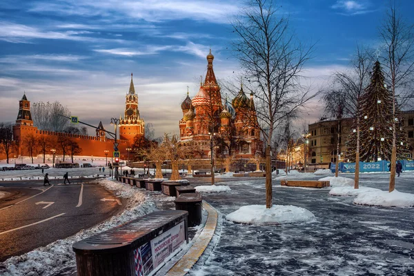 Uma Vista Esplêndida Moscou Kremlin Catedral Basílio Árvore Natal Iluminada — Fotografia de Stock