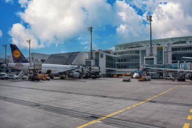 Uçak jeti Münih havaalanında yükleniyor: Münih, Almanya - 15 Eylül 2018