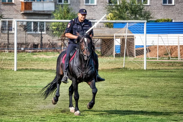 Policial Russo Cavalo Com Uma Zibelina Abakan Rússia Agosto 2018 — Fotografia de Stock