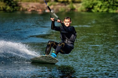 Yaz günü can yeleğimle denizde sörf yapıyordum. Yumuşak odaklanma. Aksiyon bulanıklığı: Abakan, Rusya - 01 Ağustos 2019 