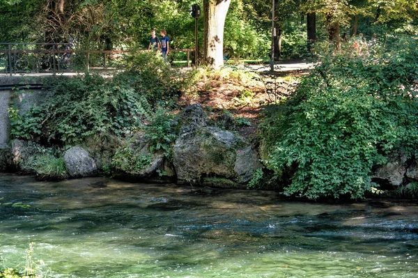 Jardín Inglés Personas Caminando Orillas Del Río Múnich Alemania Septiembre — Foto de Stock