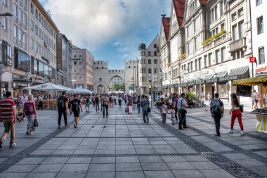 Eski Arbat Caddesi kışın Moskova 'da Noel için dekore edildi: Moskova, Rusya - 15 Ocak 2022