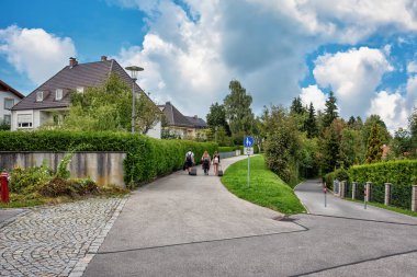 Alpler 'in güzel manzarası ve turistlerin olduğu eski bir Alman şehri..