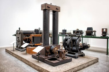 Münih, Almanya - 14 Eylül 2018: Alman Müzesi 'ndeki ilk üç aşamalı güç iletimi için bir jeneratör. 