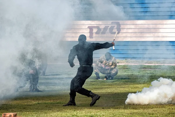 Ein Einsatztraining Der Polizei Swat Team Unscharf Rauch Bewegung Abakan — Stockfoto