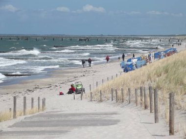 Almanya 'nın Mecklenburg-Batı Pomerania eyaletindeki Graal-Mueritz plajında rüzgarlı bir gün
