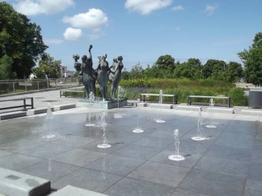 Çeşme Rostock, Mecklenburg-Batı Pomerania, Almanya 'da yaya bölgesine yakın küçük bir parkta.
