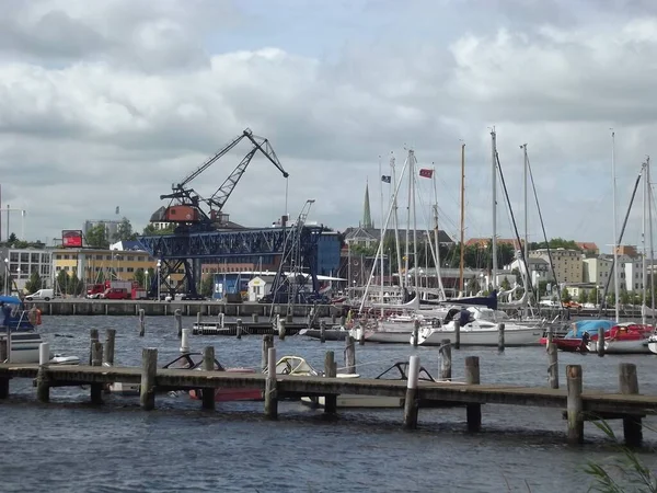 Segelbåtar Och Hamnkranar Hamnen Rostock Tyskland — Stockfoto