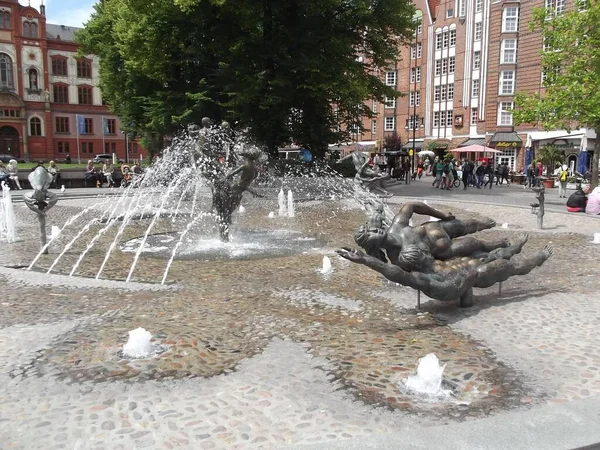 Platz Mit Brunnen Vor Dem Historischen Rathaus Von Rostock Deutschland — Stockfoto