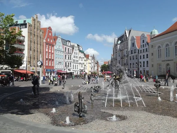 Fuente Zona Peatonal Rostock Mecklemburgo Pomerania Occidental Alemania —  Fotos de Stock