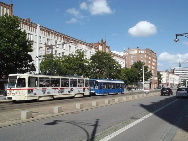 Τραμ Μπροστά Από Ιστορικά Κτίρια Στο Rostock Μεκλεμβούργο Δυτική Πομερανία — Φωτογραφία Αρχείου