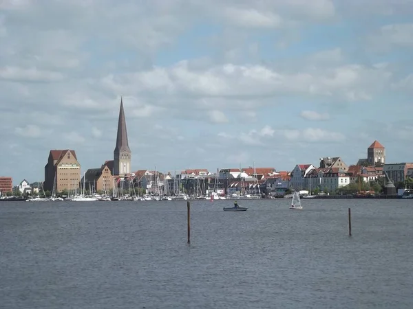 Gehlsdorfer Ufer Den Rostock Siluetine Mecklenburg Batı Pomerania Almanya Petrikirche — Stok fotoğraf