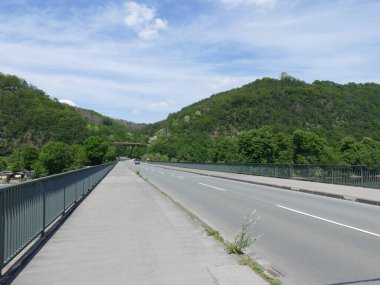 Dortmund ve Hagen arasındaki Hengsteysee köprüsü, Kuzey Ren-Vestfalya, Almanya, tam dağdaki Hohenzollern anıtı.