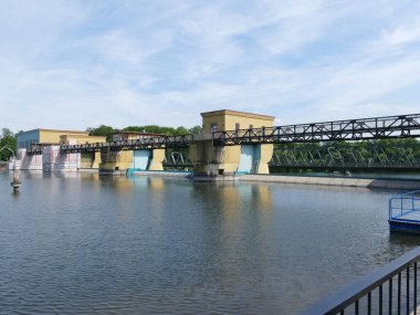 Hengsteysee, Hagen, Kuzey Ren-Vestfalya, Almanya 'daki nehirden geçen elektrik santrali.