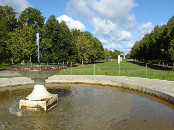 Brunnen Und Teich Park Von Neustrelitz Mecklenburg Vorpommern Deutschland Hintergrund — Stockfoto