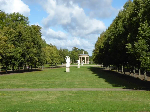 Het Uitgestrekte Kasteelpark Neustrelitz Mecklenburg Vorpommern Achtergrond Beelden Tempel Van — Stockfoto