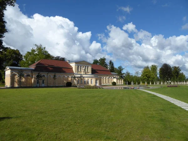 Extenso Parque Castelo Neustrelitz Mecklemburgo Pomerânia Ocidental Com Orangery Esquerda — Fotografia de Stock