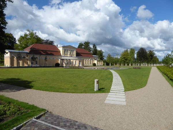 Het Uitgestrekte Kasteelpark Neustrelitz Mecklenburg Vorpommern Met Oranjerie Aan Linkerkant — Stockfoto