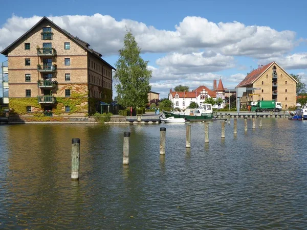 Historiska Lager Som Byggts Till Bostadshus Neustrelitz Stadshamn Mecklenburg Vorpommern — Stockfoto