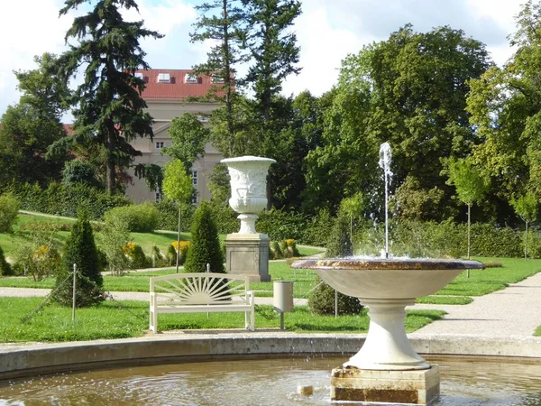 Plats Att Koppla Palatsträdgårdarna Neustrelitz Mecklenburg Vorpommern Tyskland — Stockfoto