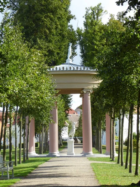德国梅克伦堡 西波美拉尼亚内斯特雷利茨宫殿花园中的希贝神庙 — 图库照片