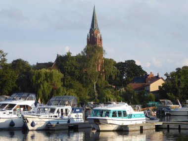 Arka plandaki küçük Roebel limanı Mueritz, Mecklenburg-Batı Pomerania, Almanya, St. Marys Kilisesi