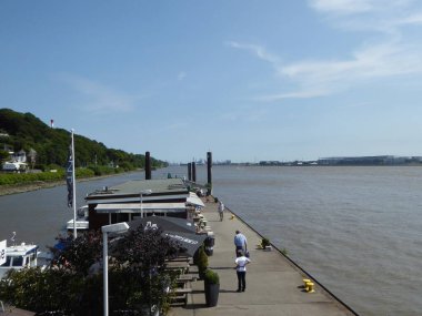 Elbe, Hamburg, Almanya 'daki Blankenese iskelesi.
