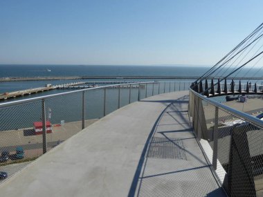 Bu eğimli yaya köprüsü, Almanya 'nın Mecklenburg-Batı Pomerania, Ruegen Adası, Sassnitz kentinin üst kısmını şehir limanına bağlar.