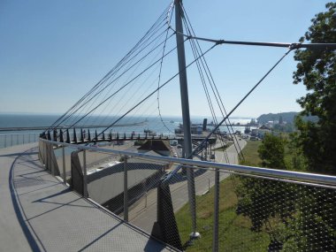 Bu eğimli yaya köprüsü, Almanya 'nın Mecklenburg-Batı Pomerania, Ruegen Adası, Sassnitz kentinin üst kısmını şehir limanına bağlar.