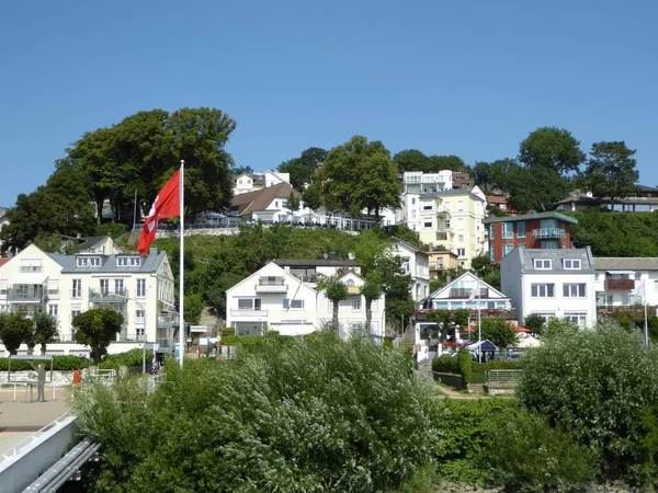 Blankenese Rıhtımı 'nın Elbe, Hamburg, Almanya' daki köprüsü, arka planda ünlü Blankenese banliyösü
