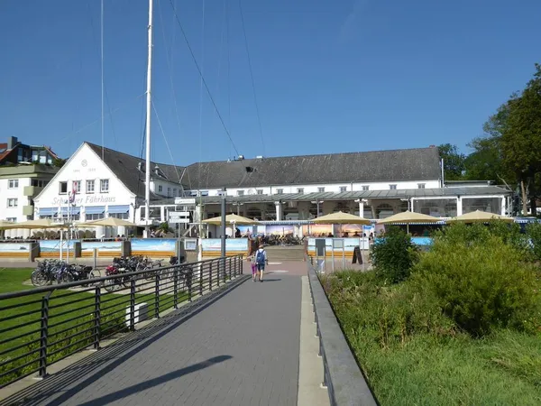 Słynny Zabytkowy Prom Schulauer Faehrhaus Schulauer Ferry House Nad Łabą — Zdjęcie stockowe