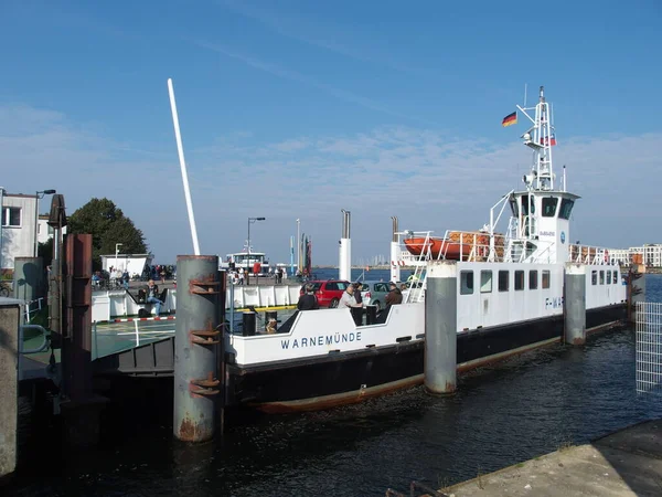 Ferry Sobre Río Warnow Warnemuende Mecklemburgo Pomerania Occidental Alemania —  Fotos de Stock
