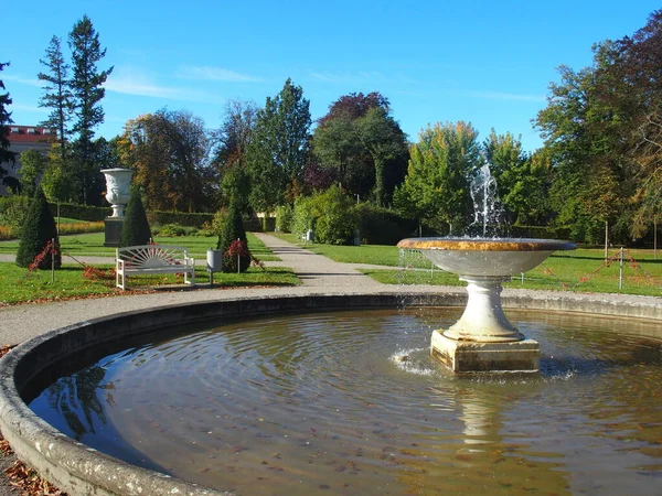 Lugar Calmo Para Relaxar Nos Jardins Palácio Neustrelitz Mecklemburgo Pomerânia — Fotografia de Stock