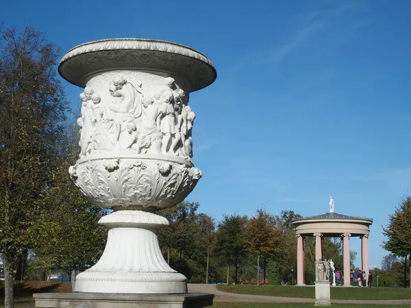 德国梅克伦堡 西波美拉尼亚的内斯特雷利茨城堡公园的一个巨大而明亮的白色花瓶 背景是希贝神庙 — 图库照片