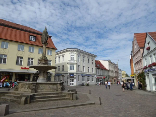 Fußgängerzone Und Borwin Brunnen Guestrow Mecklenburg Vorpommern — Stockfoto