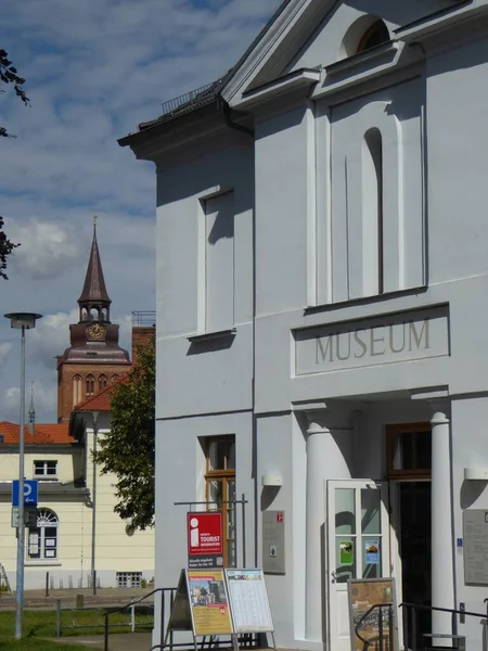 ドイツのメクレンブルク フォアポンメルン市博物館は 聖マリエン教区教会を背景にしています — ストック写真