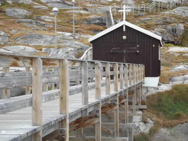 格陵兰岛Ilulissat的一座带有小教堂的木制人行桥 — 图库照片