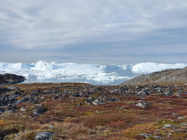 格陵兰岛Ilulissat附近的前因努伊特人定居点Sermermiut附近的Kanga Icefjord俯瞰全景 免版税图库照片