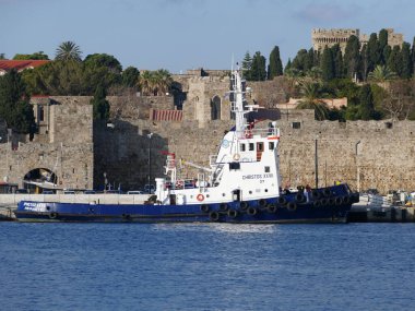Rhodes Town, Rhodes 'daki Ambaria limanında römorkör.